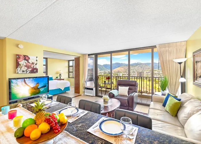 Stylish With Mountain Views, Parking, Steps To Beach Honolulu