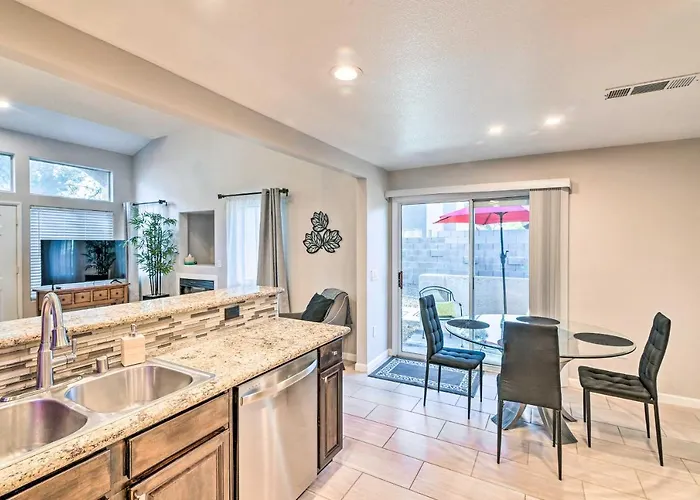 Contemporary Vegas Townhome With Community Pool Las Vegas