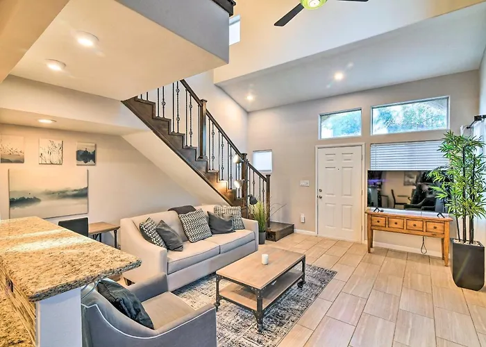 Contemporary Vegas Townhome With Community Pool Las Vegas