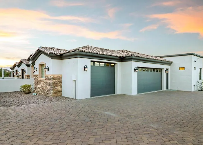 Pool And Spa Pet-Friendly Mansion In Phoenix!