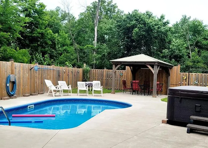 Niagara Falls Villa With Private Pool, Hottub, Water View And Breakfast