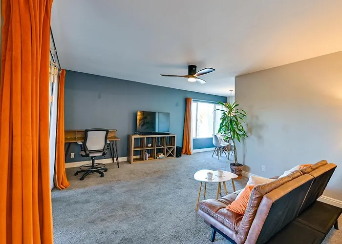 Quiet San Diego Condo W/ Balcony, Pool & Hot Tub!