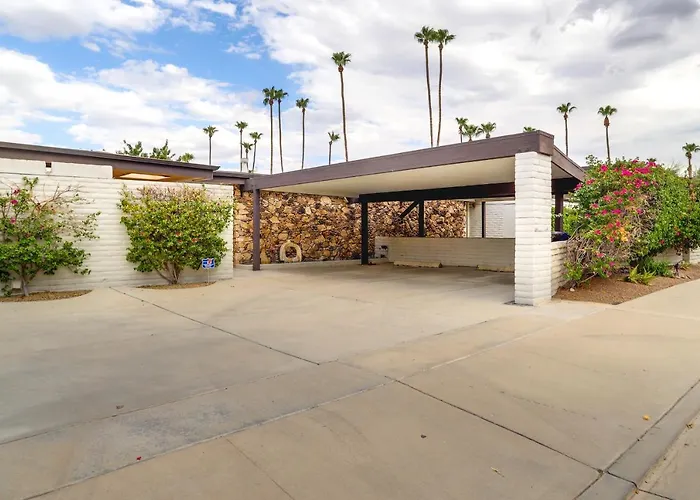 Community Perks Bbq-Ready Palm Springs Condo!