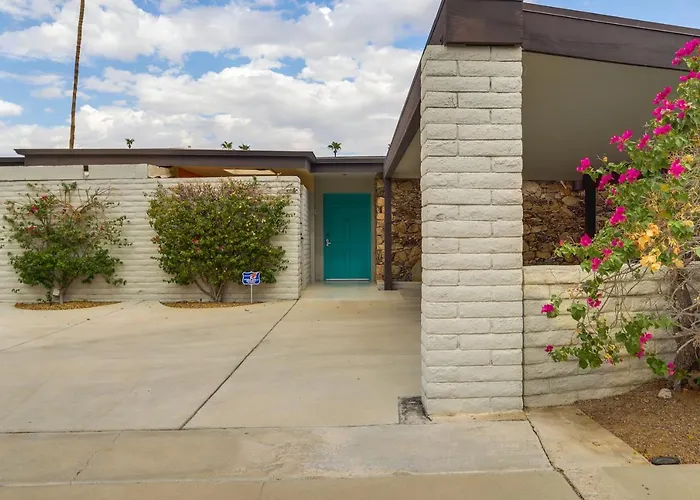 Community Perks Bbq-Ready Palm Springs Condo!
