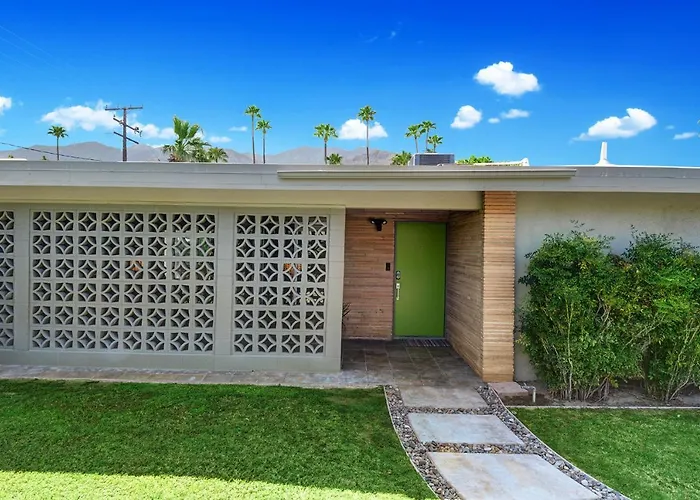Ultra-Luxury- Resort Style Private Compound-Close To Everything- 3Bd/2.5Ba Palm Springs