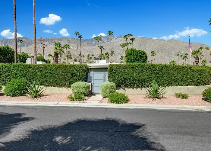 Ultra-Luxury- Resort Style Private Compound-Close To Everything- 3Bd/2.5Ba Palm Springs