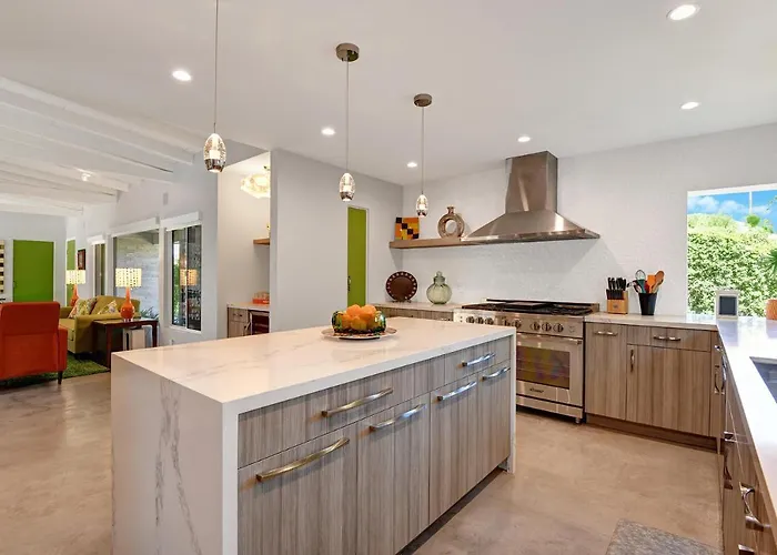 Ultra-Luxury- Resort Style Private Compound-Close To Everything- 3Bd/2.5Ba Palm Springs