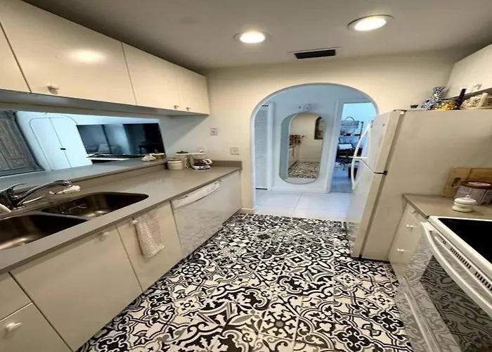 Naples Luxury Condo, Pool, Tennis, Minutes From The Beach