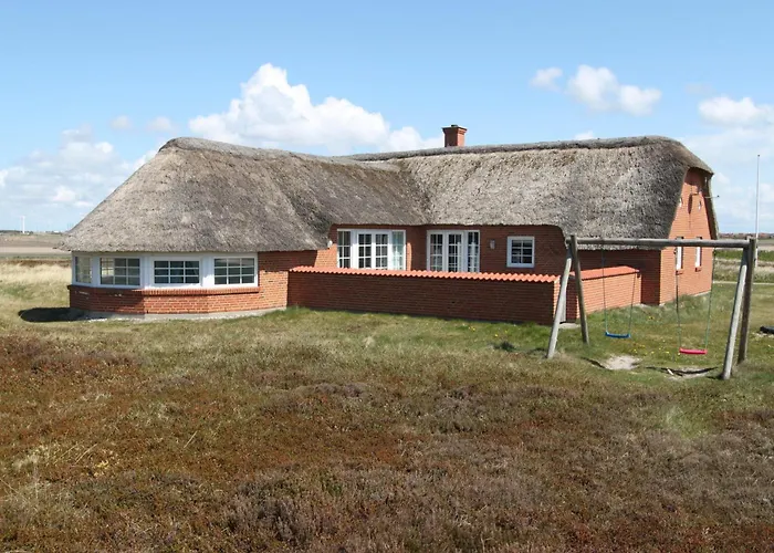 Cozy Thatched Cottage With Pool By The Sea - Sj450 Harboør