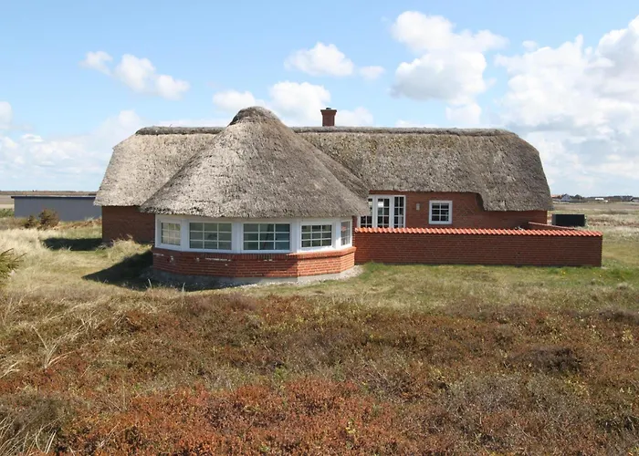Cozy Thatched Cottage With Pool By The Sea - Sj450 Harboør
