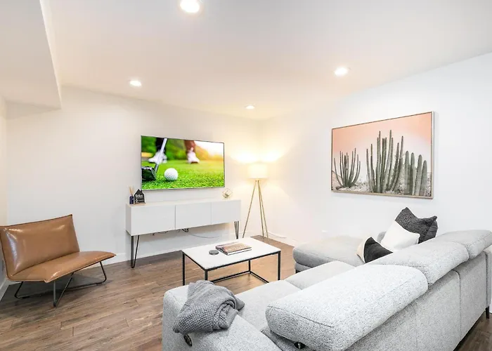 Central Location, Huge Pool, Upgraded Unit Scottsdale