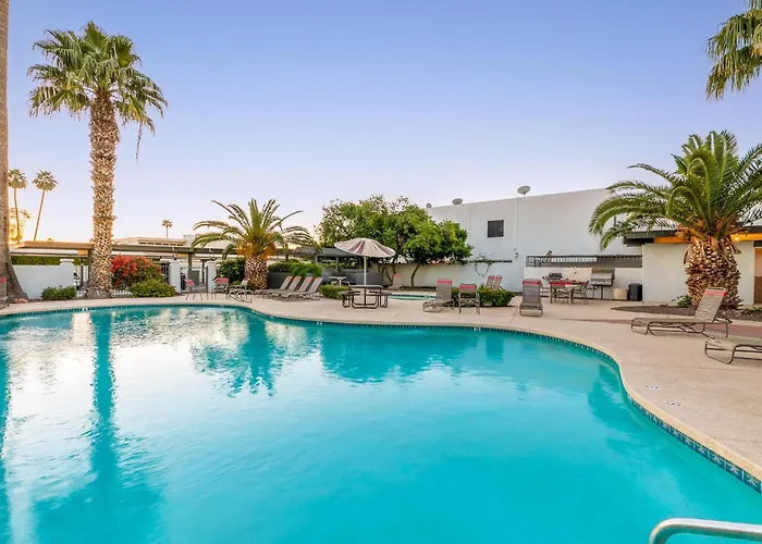 Central Location, Huge Pool, Upgraded Unit Scottsdale