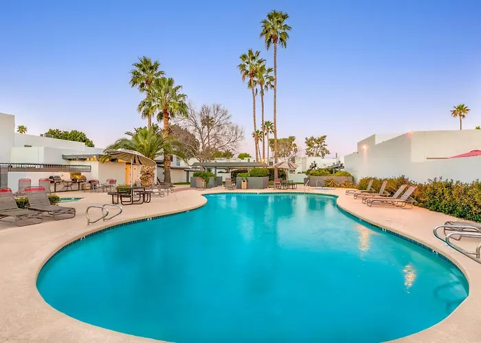 Central Location, Huge Pool, Upgraded Unit Scottsdale