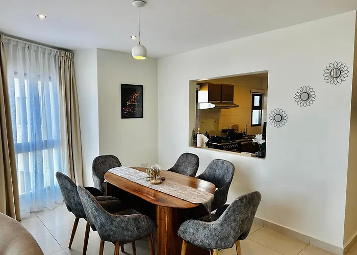 Luxury Home 75”Tv, 5Mins From City Center & Beach Daressalam