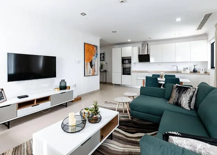 Amazing 2 Bedroom Room Space Available Akkra