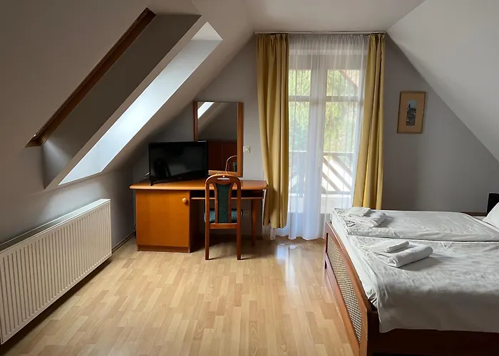 Hotel Aranykert Vendeghaz Erlau