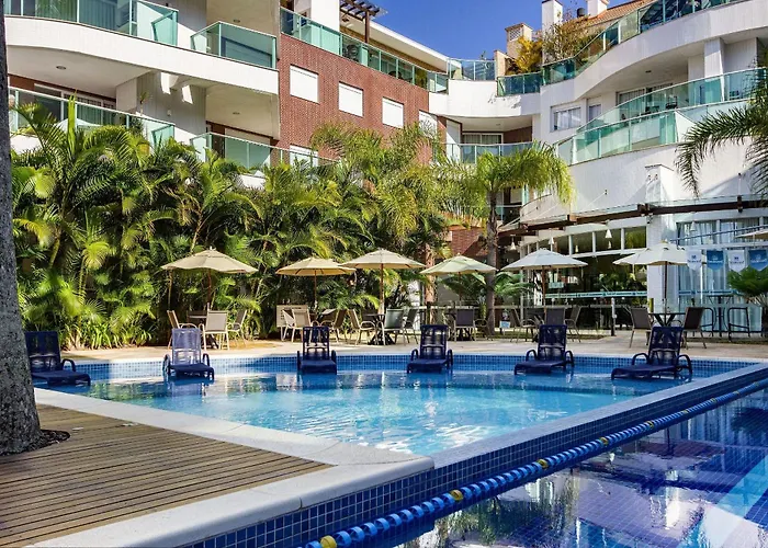 Boulevard 211B - Excelente Apartamento Em Condominio De Luxo No Centro De Bombinhas - Piscina - Jacuzzi - Academia - Portaria 24H.