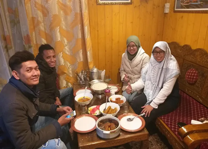 Tashkand Houseboat Srīnagar