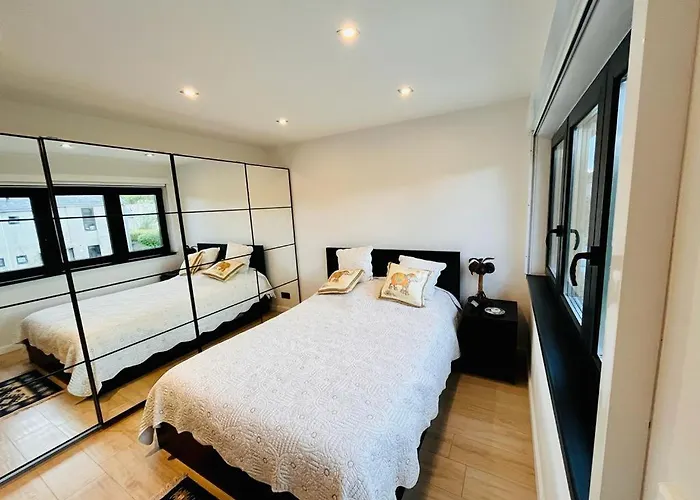 Town House With Garden - 1 Room With Shared Bathroom Brüssel