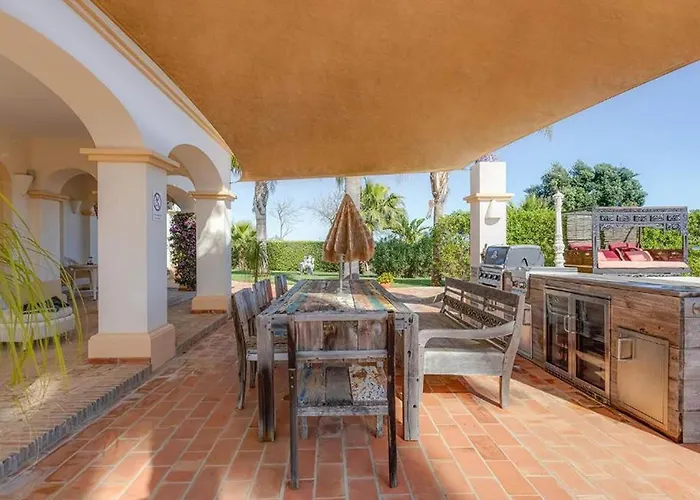 Luxury Villa With Gym, Jacuzzi And Swimming Pool Lagos