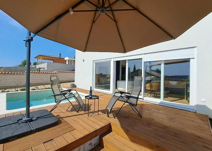 Stunning Home In Pomer With Kitchen