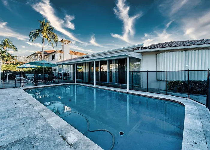 Waterfront Villa Heated Pool Spa Walk To Beach Fort Lauderdale