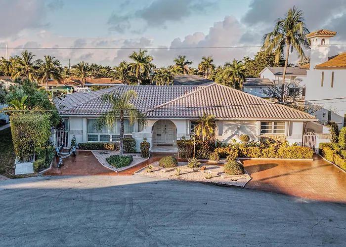 Waterfront Villa Heated Pool Spa Walk To Beach Fort Lauderdale