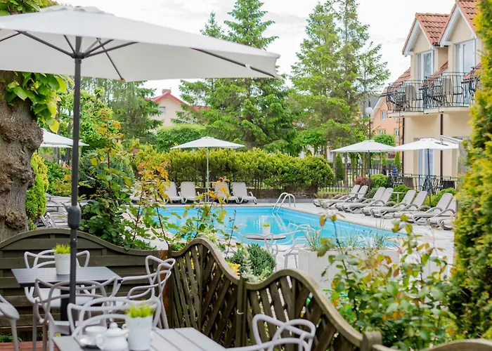 Hotel Alcest Z Widokiem Na Morze, Basenem, Rewal