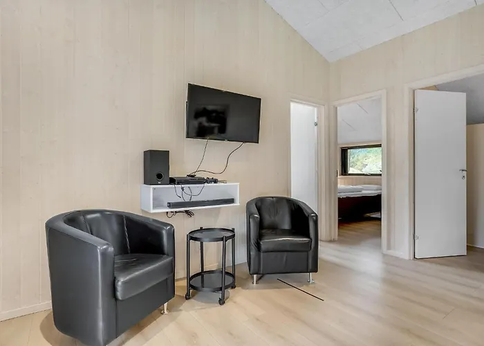 Stunning Home In Blavand With Wifi