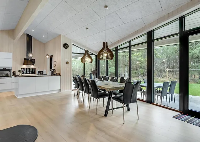 Stunning Home In Blavand With Wifi