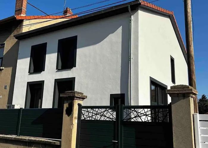 Agreable Maison Renovee, En Ville Et Au Calme ! Lyon