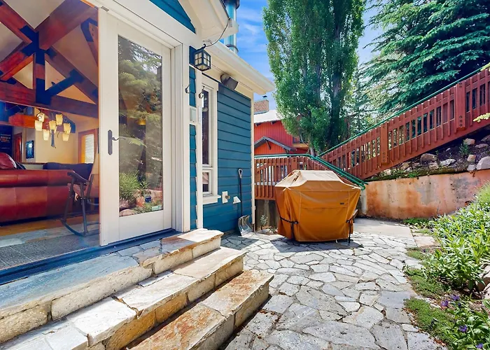 Villa Quittin' Time On The Woodside Park Stadt