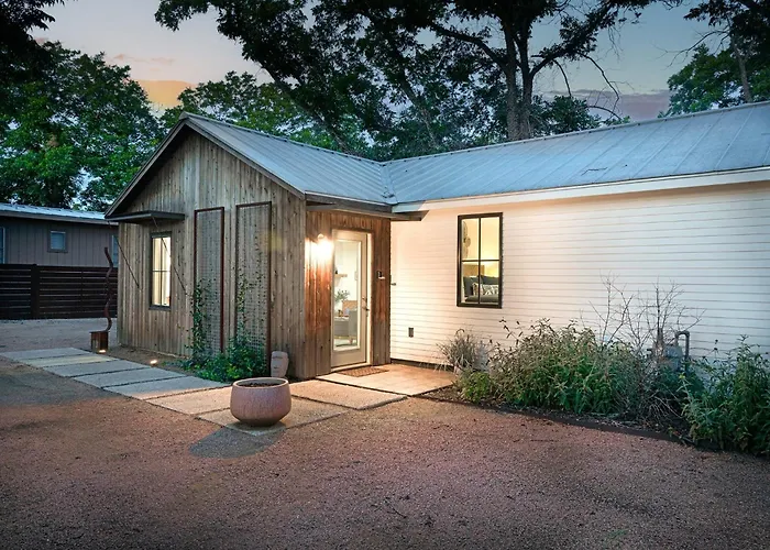 Villa Cava House, Hot Tub, Cowboy Pool, Fire Pit! Fredericksburg