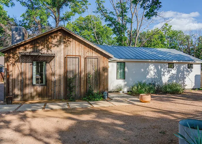 Villa Cava House, Hot Tub, Cowboy Pool, Fire Pit! Fredericksburg