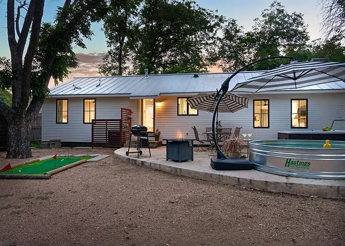 Villa Cava House, Hot Tub, Cowboy Pool, Fire Pit! Fredericksburg