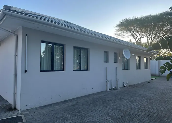 Luxury Holiday Home 3 Bedroom, 3 Bathroom House In Nahoon East London