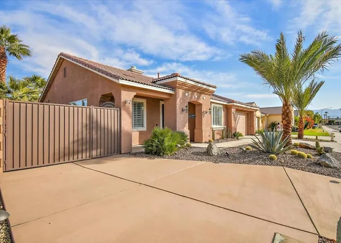 Relaxing Desert Getaway - 3Br, Pool, Hot Tub Indio