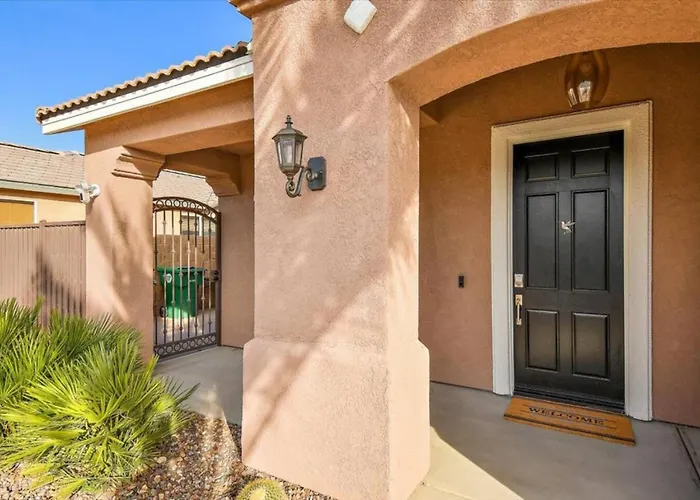Relaxing Desert Getaway - 3Br, Pool, Hot Tub Indio