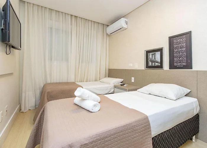 Boulevard 218D - Excelente Apartamento Em Condominio De Luxo No Centro De Bombinhas - Piscina - Jacuzzi - Academia - Portaria 24H.