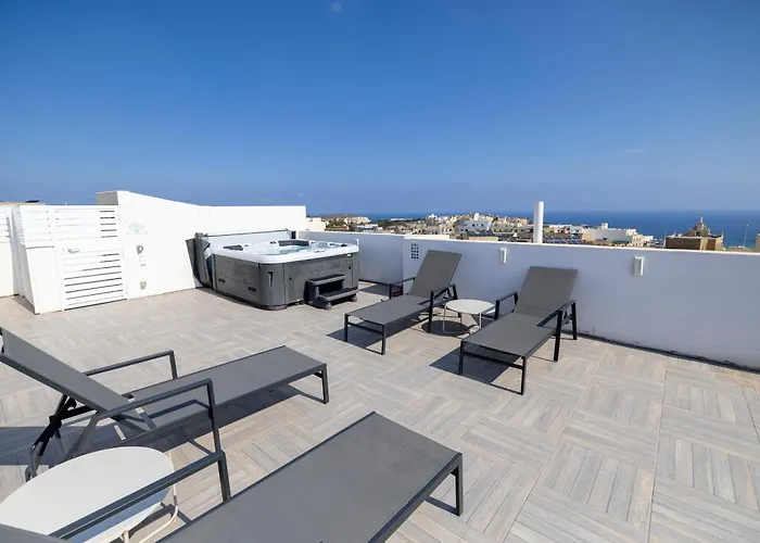 Ferienwohnung Terraced Penthouse With Views And Jacuzzi Xagħra