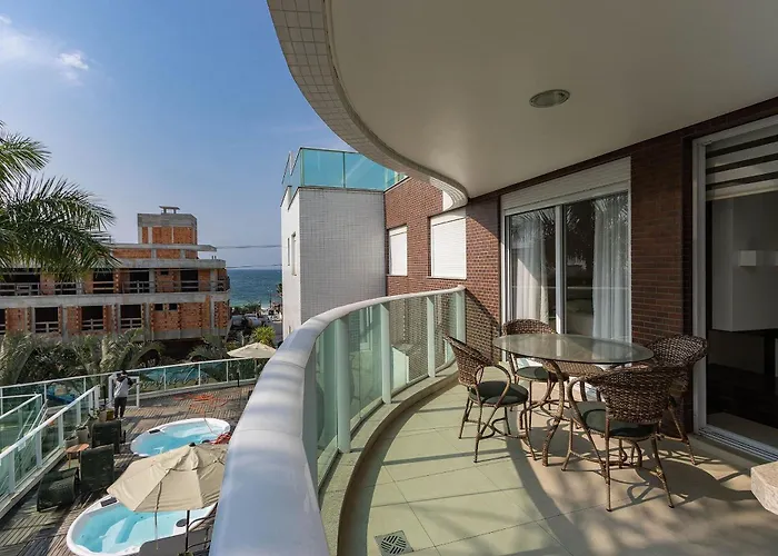 Boulevard 205A - Excelente Apartamento Em Condominio De Luxo No Centro De Bombinhas - Piscina - Jacuzzi - Academia - Portaria 24H.