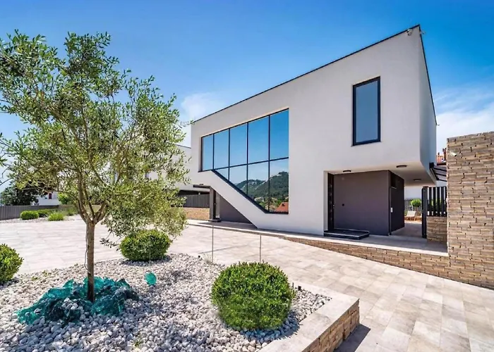Villa Alpha - Four Bedroom Villa With Swimming Pool Rab Town