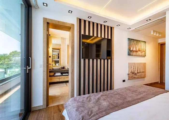Villa Omega - Four Bedroom Villa With Swimming Pool Rab Town