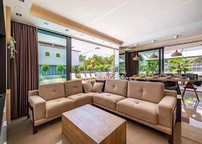 Villa Omega - Four Bedroom Villa With Swimming Pool Rab Town