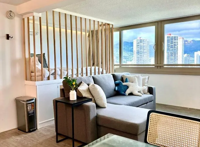 Central Waikiki Luxury High Wtih Views & Beach Honolulu