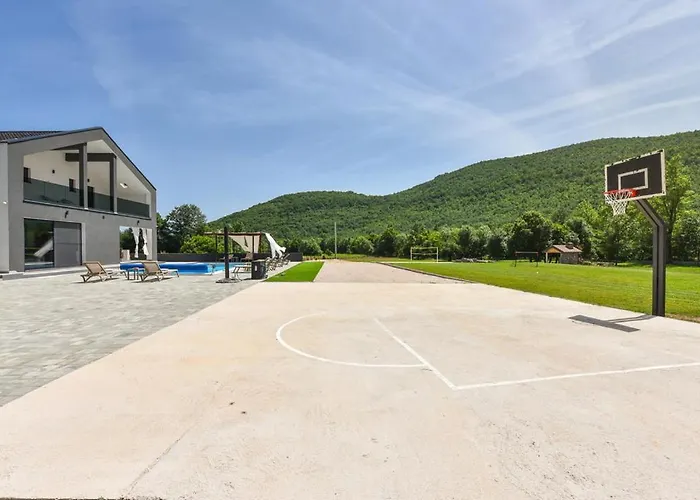 Villa Luka - New Isolated Villa With Heated Pool, Jacuzi And Sauna Gračac