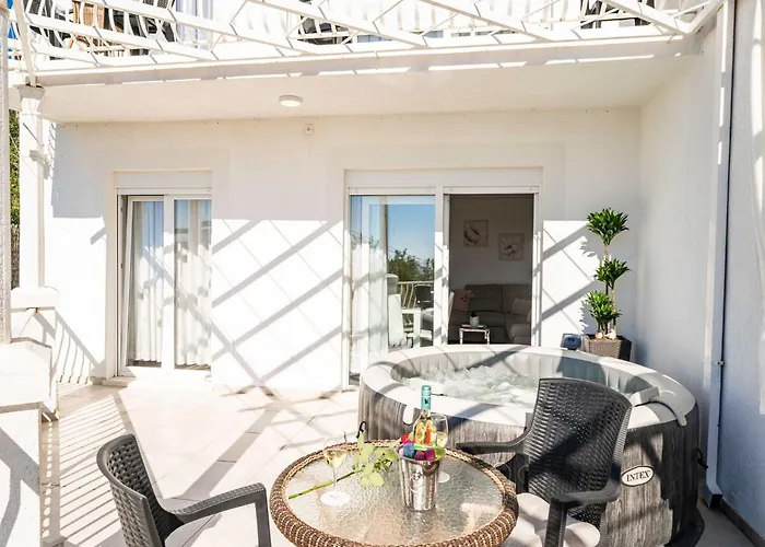 Apartments Bla Evi - Comfort Two Bedroom Apt With Hot Tub And Sea View Mlini