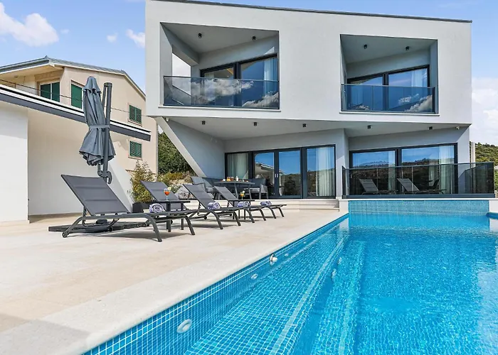 Gorgeous Home In Marina