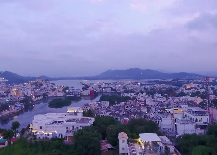 The Grandeur Suite In A Lakefront Luxury Villa Udaipur