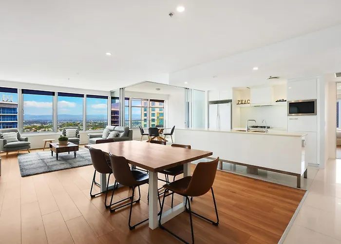 QTower 2BR Apt Pool&Gym, 6 Guests, Beach Walk Gold Coast